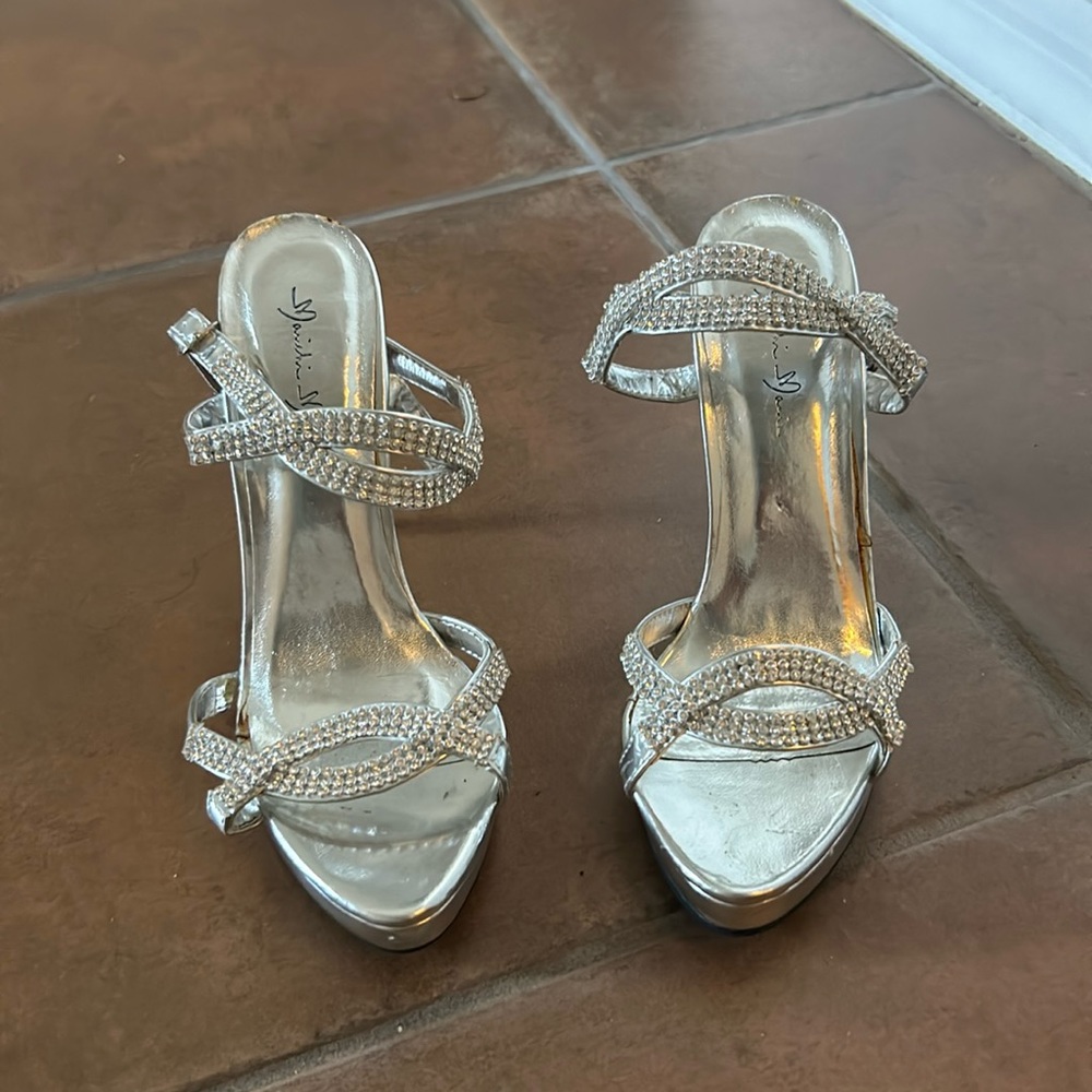 Silver heels with rhinestone size 8.